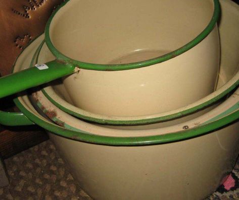 Cream with green trim is typical of vintage Swedish enamelware and can be used with caution. The large pot would be nice filled with ice and a few bottles of wine or lemonade. Vintage Aluminum Ware, Vintage Enamelware Decor, Green Kitchenware, Vintage Green Kitchen, Green Enamelware, House Gardening, Swedish Kitchen, Enamel Ware, Vintage Kitchen Utensils