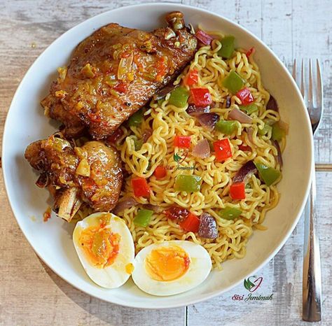 Indomie noodles...sisi_jemimah Indomie Recipe, Indomie Noodles, African Recipes Nigerian Food, Cook Eggs, Noodle Recipes Easy, Healthy Food Menu, Healthy Food Inspiration, Nigerian Food, Tasty Recipes Videos