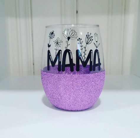 MAMA Wildflower Wine Glass- Stemless Glitter Wine Glass- Mothers Day- Wine Gift- Gift for Her- Mom Wine Glass- Mom Gift- Glitter Dipped- sun This 21oz. glitter stemless wine glass is the perfect gift for any Mom wine lover! This would be the perfect gift for Mothers Day. She will be pouring her wine in her soon to be favorite glass and enjoying a relaxing end to her night. This stemless wine glass can be dipped in your choice of glitter or you can keep it simple with just a plain glass. Valentines Day Wine Glasses Diy, Glitter Wine Glasses Diy, Wine Glass Vinyl, Mom Wine Glass, Valentines Day Wine, Wine Glass Sayings, Glitter Wine Glasses, Diy Wine Glasses, Decorated Wine Glasses