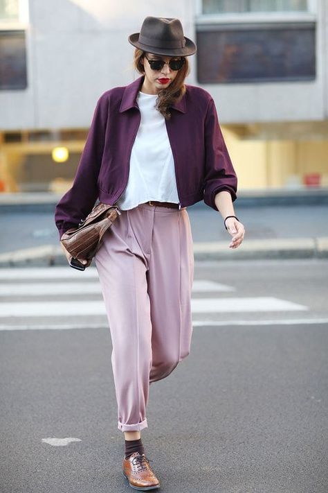 Street Style - Color Combo #NYFW Stile Casual Chic, Mode Tips, Walking Down The Street, Milan Street Style, Blazer Outfit, Purple Jacket, Looks Street Style, Miss Dior, Pink Pants