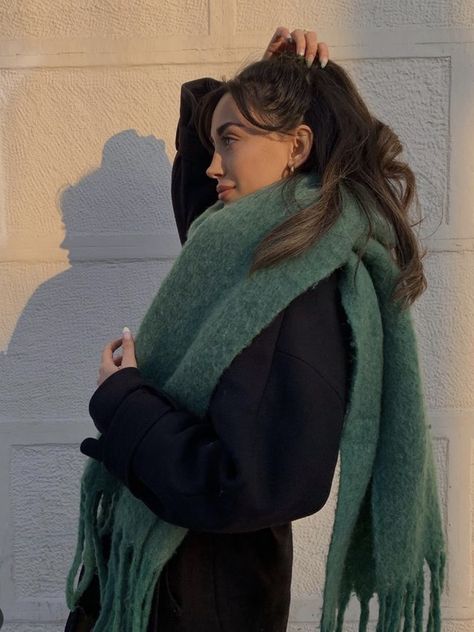 Scarf Aesthetic, Winter Travel Outfit, Business Casual Outfits For Work, Green Scarf, Autumn Clothes, Fit Board Workouts, Fall Fits, Green Coat, Scarf Design