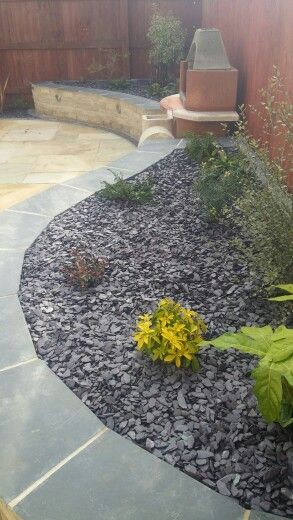 Slate Chippings Patio, Slate Flower Bed, Slate Rocks Landscaping, Garden Slate Ideas, Slate Front Garden, Plum Slate Garden Ideas, Slate Chippings Garden Ideas, Slate Chips Landscaping, Slate Rock Landscaping