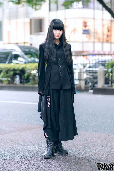 Yohji Yamamoto Minimalist Monochrome Street Style in Tokyo w/ Draped Jacket, Asymmetrical Skirt & Dr. Martens Yohji Yamamoto Street Style, Tokyo Fashion Street, Japanese Minimalist Fashion, Japanese Student, Minimalist Monochrome, Japanese Fashion Designers, Minimalist Street Style, Japan Fashion Street, Monochrome Style