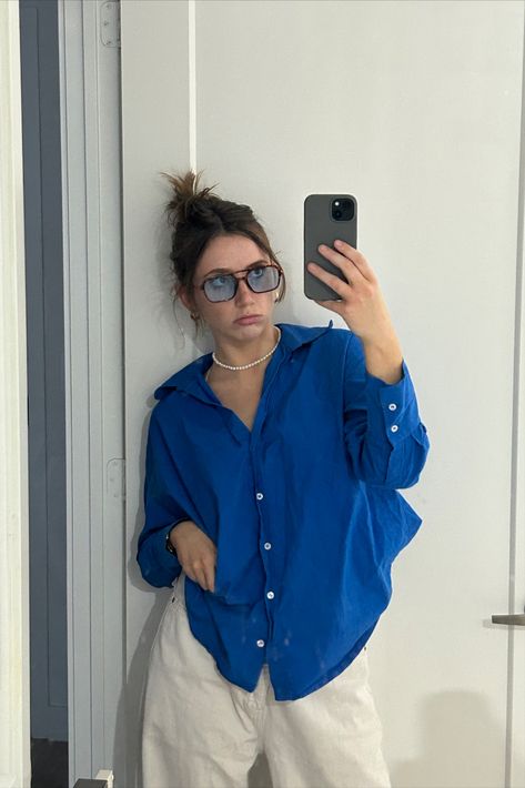 blue button up , white jeans , style , outfit , outfit ideas , sunglasses , blue on blue , pearl necklace , updo hairstyle , fashion , streetstyle , womens fashion Blue Sunglasses Outfit, Blue Pearl Necklace, Tee Shirt Outfit, Oversized Tee Shirt, Sunglasses Outfit, Hairstyle Fashion, Blue Button Up Shirt, Shirt Outfits, Updo Hairstyle