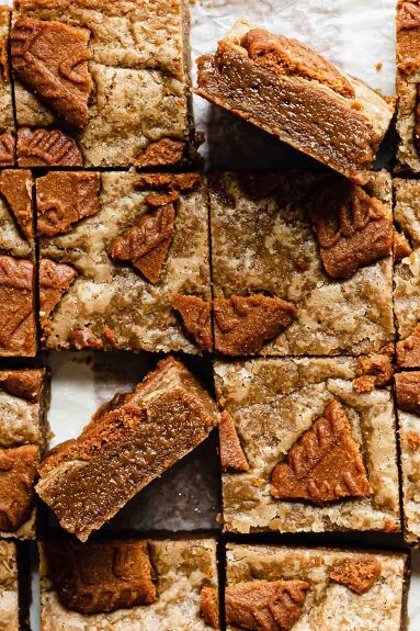 These quick and easy Biscoff blondies are thick, chewy, and totally irresistible! Also referred to as speculoos or cookie butter, these biscoff spread blondies are packed with warm spices and caramel notes and topped with crunchy Lotus cookies. If you're looking for the BEST biscoff blondies recipe, you've come to the right place. Biting into one of these bars yields an incredibly chewy, fudgy texture with a buttery, warm spiced, caramelized finish.This recipe makes the blondies with… Biscoff Blondies, Biscoff Cookie Recipe, Lotus Cookies, Caramel Blondie, Chocolate Cheesecake Bars, Caramel Cookies Bars, Brownies Recipe Homemade, Biscoff Cookie Butter, Biscoff Spread