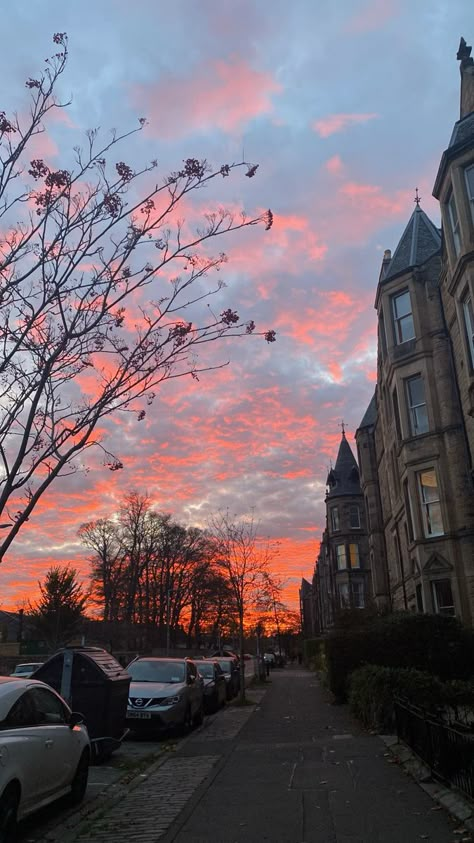 Marchmont in Edinburgh Edinburgh Sunset, Edinburgh Aesthetic, Scotland Aesthetic, Edinburgh Travel, Beautiful Locations Nature, Edinburgh Scotland, Scotland Travel, Future Travel, City Aesthetic