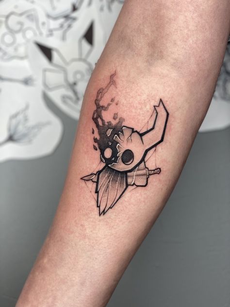 51 Hollow Knight Tattoos to Adore Before Silksong Pookie Tattoo, Tattoo Knight, Knight Tattoos, Minecraft Tattoo, Best Artwork, Gamer Tattoos, Knight Tattoo, Tattoo Background, One Piece Tattoos