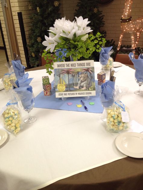 Classic children's books as centerpieces for baby shower tables! Storybook Baby Shower Theme, Girl Baby Shower Centerpieces, Book Shower, Storybook Theme, Girl Shower Themes, Storybook Baby Shower, Baby Shower Drinks, Baby Shower Prizes