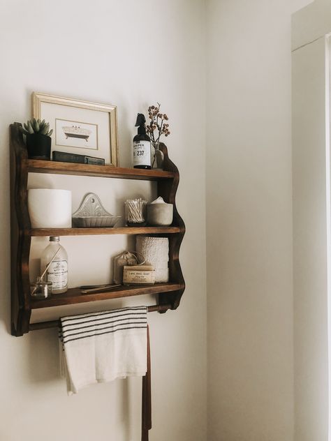 Vintage shelf for Farmhouse bathroom Bathroom Shelf Farmhouse, Wood Shelf In Bathroom, Old Country Bathroom Ideas, Bathroom Shelf Cabinet Ideas, Over Toilet Shelf Decor, Cottage Bathroom Shelves, Above Toilet Decor Farmhouse, Vintage Guest Bathroom Ideas, Bathroom Shelf Aesthetic