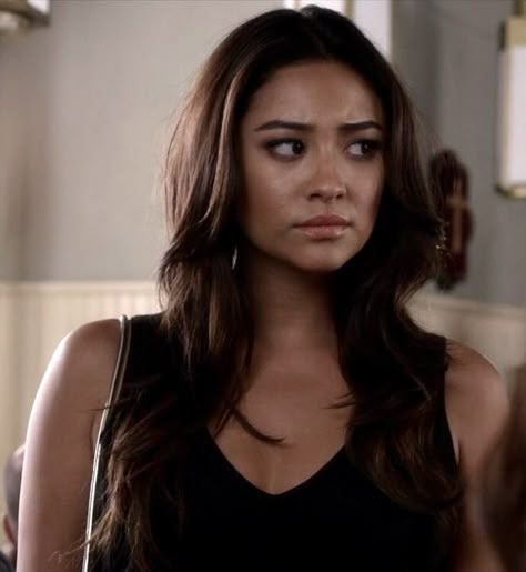 Shay Mitchell Hair, Objectifying Women, Prettiest Women, Emily Fields, Felicity Smoak, Favourite Characters, Shay Mitchell, Hawkeye, Pretty Little Liars