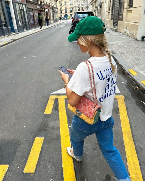 Outfits With Chanel Bag, Chanel Bag Outfit Street Style, Cap Summer Outfit, Cap Street Style, Lente Outfit, Chanel Bag Outfit, Jeans Outfit Summer, Summer Ootd, Chanel Chanel