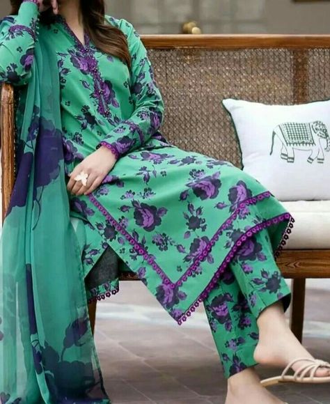 Decent dress design Lace Designs On Suits, Dress Design Pakistani, Lawn Designs, Daman Design, Simple Suit, Simple Dress Casual, Simple Clothes, Eastern Dresses, Lace Suit