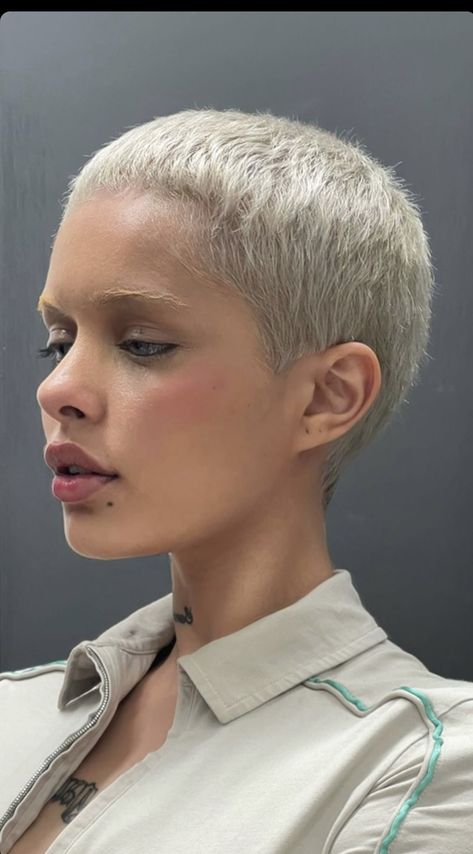 Bald Models Woman, Women Buzzcut, Neo Y2k, Bald Baddie, Buzzed Hair Women, Buzz Cut Women, Super Short Haircuts, Buzz Cut Hairstyles, Haircut Inspo