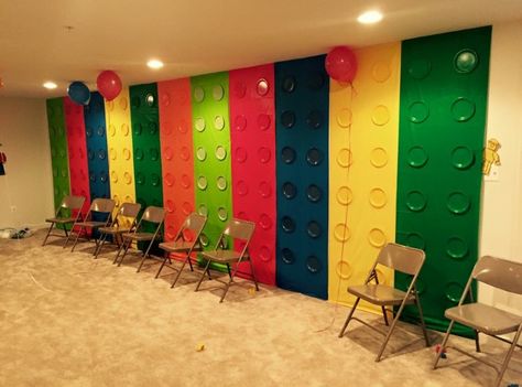 Lego themed party.. "Wall" made from table cloth and plates Lego Classroom Theme, Lego Party Decorations, Kids Church Decor, Lego Camp, Maker Fun Factory, Toy Story Halloween, Lego Themed Party, Lego Decorations, Lego Wall