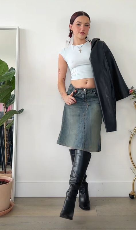 Outfits With Midi Denim Skirt, Turkey Street Style, Knee Jean Skirt Outfits, Knee Length Skirt And Boots, Midi Skirts And Boots, Knee Denim Skirt Outfit, Mid Length Jean Skirt Outfits, Mid Jean Skirt Outfits, Mid Denim Skirt Outfit