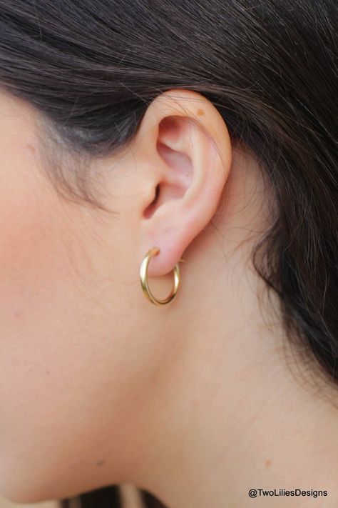 Diy Gold Earrings, Jewel Makeup, Jewel Hair, Styling Jewelry, Nail Makeup, Simple Gold Earrings, Jewelry Styling, Jewel Dress, Hair Jewels