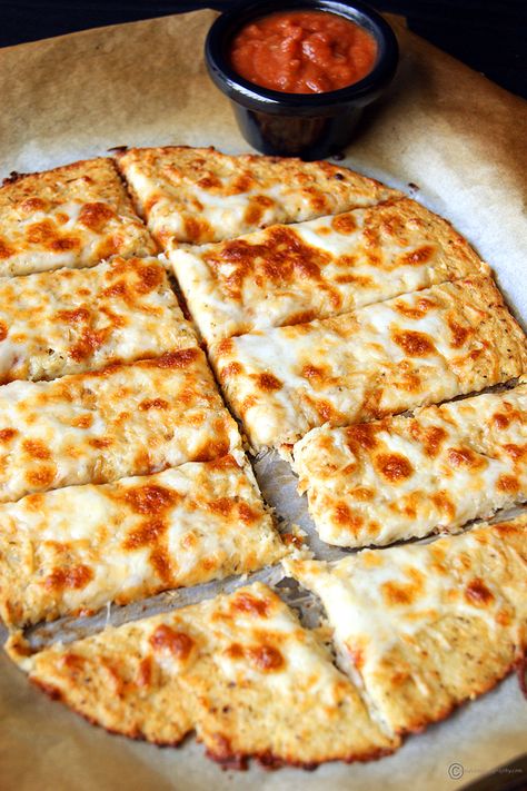 Gluten Free Breadsticks, Cauliflower Breadsticks, Cauliflower Bread, Bread Sticks Recipe, Cheesy Cauliflower, Idee Pasto Sano, Breadsticks, Cauliflower Recipes, Keto Diet Recipes