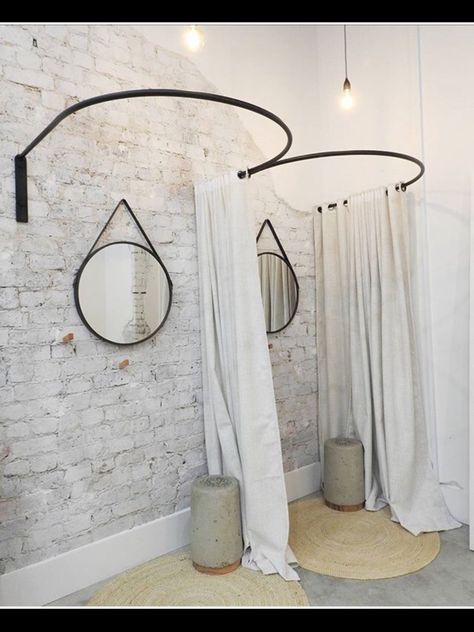 Boutique Changing Room Ideas, Clothing Shop Interiors Store Displays, Small Changing Room Ideas, Textile Retail Store Design, Tiny Boutique Interior, Boutique Fitting Room, Black And White Boutique, Garage Boutique, Small Boutique Interior