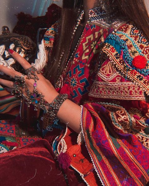 Traditional Clothes & Jewelry on Instagram: “#afghanclothes #afghanistan #afghanjewellery #kuchi #nomad #afghandress #afghanpeople #kuchidress #handmade #tribalfashion #afghangirls…” Pashtun Culture, Afghan Wedding Dress, Afghanistan Culture, Afghan Culture, Afghani Dresses, Afghan Style, Afghani Clothes, Afghan Dress, Afghan Wedding