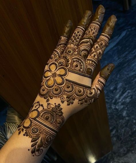 Beautiful Simple Mehndi Design, Front Mehndi Design, Simple Mehendi Designs, Hand Mehndi Design, Mehndi Designs For Kids, Modern Mehndi Designs, Very Simple Mehndi Designs, Simple Mehndi Designs Fingers, Pretty Henna Designs