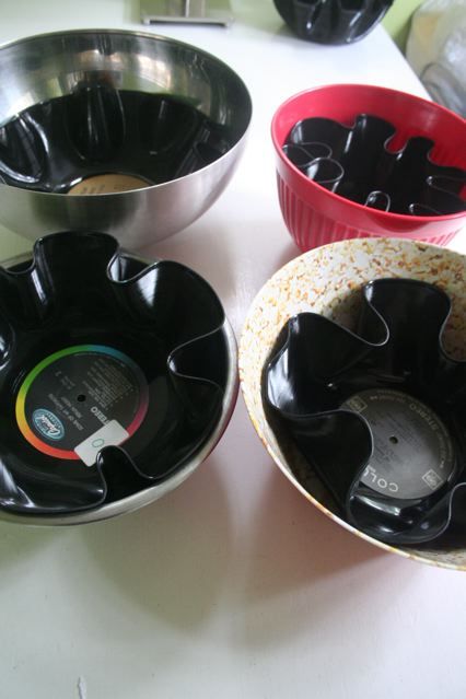 Vinyl Record Decorations Party, Vinyl Record Projects, Record Diy, Vinyl Records Diy, Records Diy, Diy Record, Vinyl Record Crafts, Record Crafts, Record Bowls