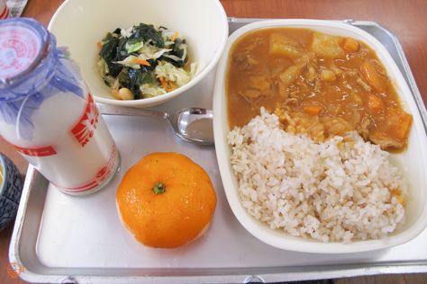 Japanese school lunch in photos over an entire year. First-hand experience of what the school lunch system in Japan gets right and one major thing it doesn't. Japanese School Food, Private School Lunch, Lunch Ideas Japanese, Korean School Lunch, Japanese School Aesthetic, Japanese School Lunch, Elementary School Lunch, Japan Lunch, High School Lunches