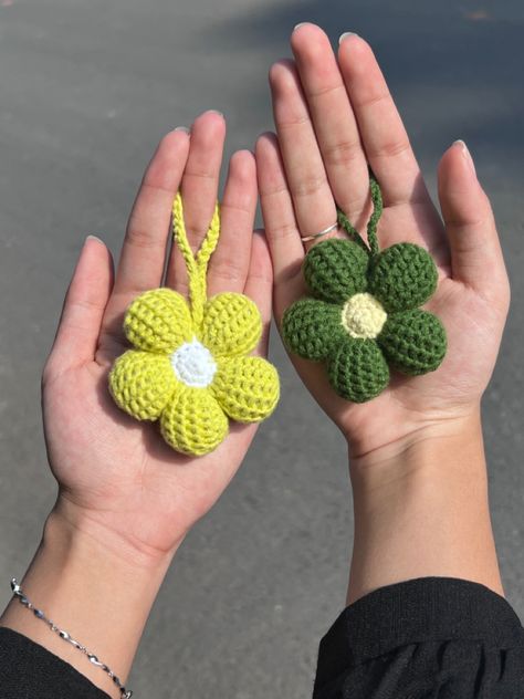 Chubby chubby, felt cute might delete later Crochet Flower Keychain, Bag Charm Crochet, Crochet Keyrings, Car Crochet, Crochet Flower Bag, Charm Crochet, Crochet Shell Stitch, Flower Keychain, Crochet Keychain Pattern