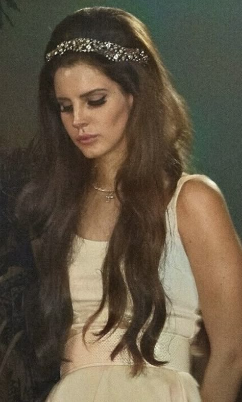 Hair Diamonds, Queen Lana Del Rey, Lana Del Rey Love, Lana Rey, Elizabeth Grant, Hair Crown, Queen Sheets, Lizzy Grant, Lana Del Ray