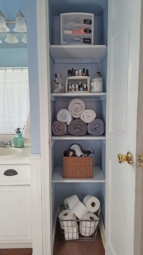 Organized Bathroom, Simple Bathroom Remodel, Apartment Hacks, Interior Design Minimalist, Desain Pantry, Apartment Decorating On A Budget, First Apartment Decorating, College Apartment Decor, Bathroom Closet