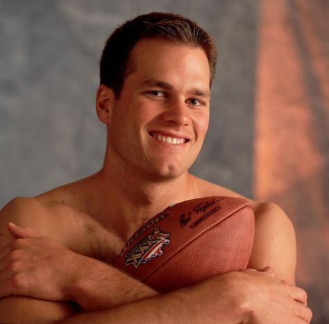 tom brady shirtless | Another Weird Tom Brady Shirtless Throwback Pose | Terez Owens Tom Brady Shirtless, Tom Brady Meme, Football Players Pictures, Tom Brady Patriots, Tom Brady And Gisele, The Brady Bunch, Nfl Memes, American Football Players, Fresh Memes