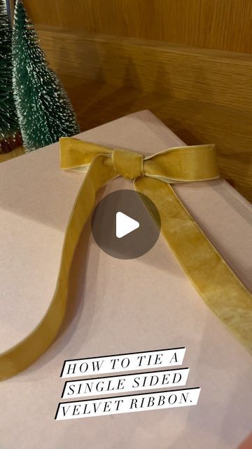 Janis Snell on Instagram: "I finally figured out the key to making the perfect bow with a single sided ribbon! 🎀 ✨🎄" Make Ribbon Bow Simple, Tie A Simple Ribbon Bow, Bow For A Wreath Easy Diy, Tie A Velvet Ribbon Bow, Making Ribbon Bows Tutorials, Diy Present Bows Ribbon, How To Bows With Ribbon, Diy Bow Tie With Ribbon, Tying Velvet Bow