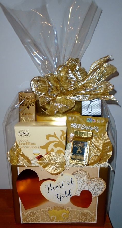 Gold Basket Gift Ideas, Gold Gift Basket Ideas, Gold Gift Basket, Goodie Basket, Gold Basket, Holiday Gift Baskets, Diy Basket, Basket Design, Gold Gift