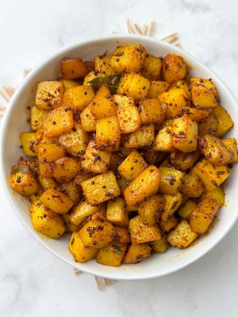 south indian potato fry served in a bowl Potato Fry Recipe, Aloo Fry, Indian Comfort Food, Fried Potatoes Recipe, Potato Fry, Indian Side Dishes, How To Make Potatoes, Weekend Dinner, Veggie Delight