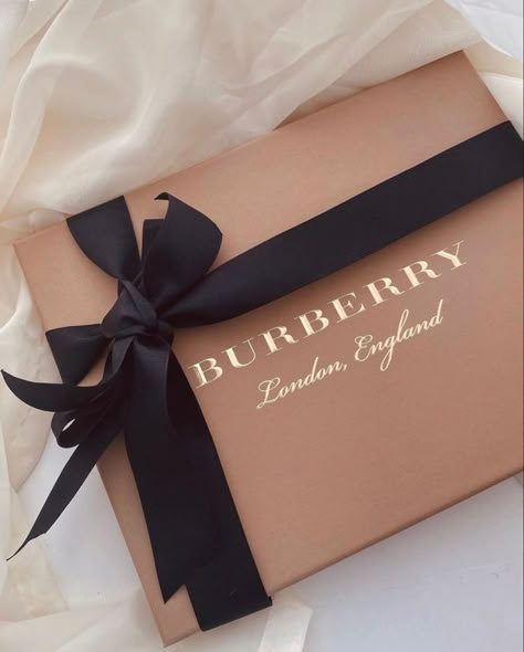 Luxury Packaging Clothing, Luxury Fashion Packaging, Luxury Clothing Packaging, Luxury Jewelry Packaging, Amazing Packaging, Money Hungry, Luxury Brand Packaging, Luxury Packaging Design, Packaging Ideas Business