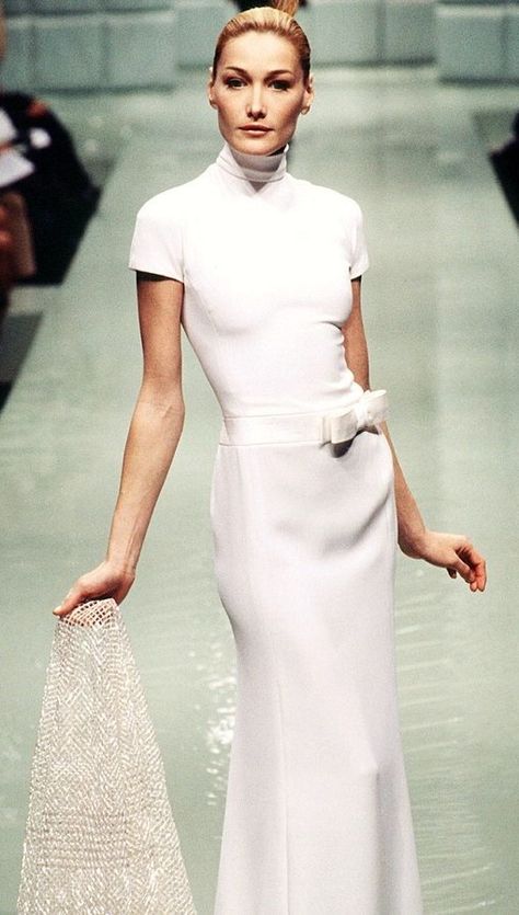 1997 Valentino haute couture. Wedding Dresses 90s, Wedding Dresses Vogue, Haute Couture Wedding Dress, Pierpaolo Piccioli, Valentino Haute Couture, Collection Couture, Vintage Valentino, Valentino Couture, High Fashion Editorial