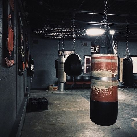 Boxer Aesthetic, Boxe Thai, Trening Sztuk Walki, Boxing Bags, Boxing Gym, Garage Gym, Punching Bag, Gym Design, A Gym