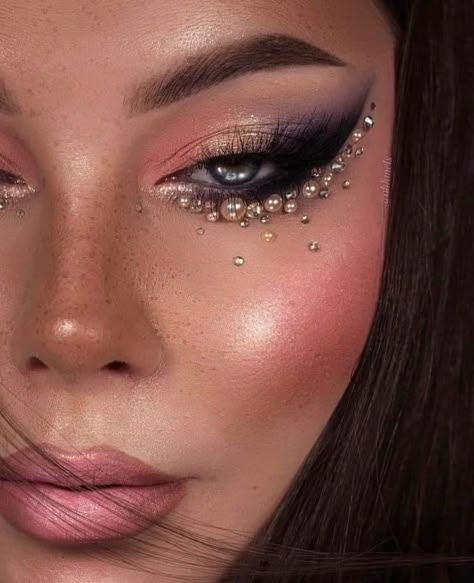 Cabaret Makeup, Edc Makeup, Dragon Makeup, Exotic Makeup, Photography Motivation, Ball Makeup, Garden Fashion, Angel Makeup, Festival Makeup Glitter