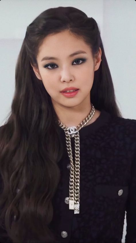 #BlackPink #Jennie #Nini #Unnie Chanel Ambassador, J Makeup, Jennie Coachella, Peinados Fáciles Para Cabello Corto, Asian Eye Makeup, Stage Makeup, Asian Makeup, Blackpink Fashion, Natural Glow