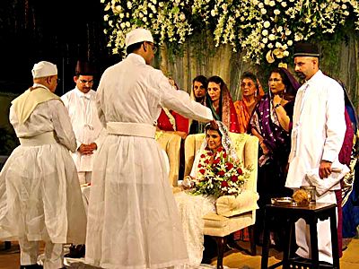 Parsi Costumes resembles to some extent the costumes of the English. For more information visit: #Culture #Costume #Tradition Parsi Wedding, Indian Customs, Iranian Wedding, Weddings Abroad, Fashion Souls, Palm Wedding, Wedding Traditions, Wedding Rituals, Wedding Ceremonies