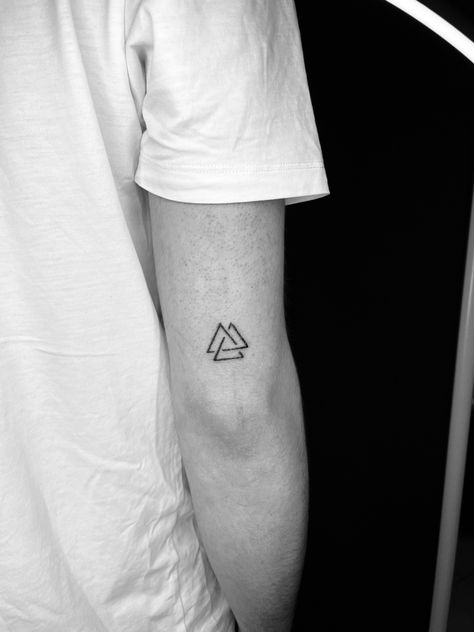 Triangle Tatoo, Tricep Tattoo Men, Pattern Tattoos, Tricep Tattoos, Small Hand Tattoos, Pattern Tattoo, Small Tattoo, S Tattoo, Creative Tattoos