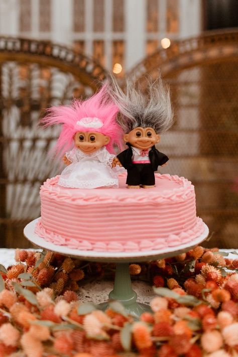 Kitchy Wedding Cake, Bad Wedding Cakes, Wacky Wedding, Tacky Wedding Decorations, Bad Wedding, Goofy Wedding, 70s Wedding Ceremony, 1970s Wedding Decor, Tacky Wedding Ideas