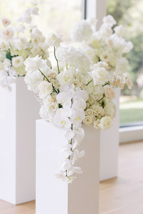 All White Ceremony, White Ceremony Flowers, All White Wedding Bouquet, Modern Ceremony, White Ceremony, Modern Wedding Ceremony, Neutral Wedding Flowers, Modern Wedding Flowers, Bouquet Bride