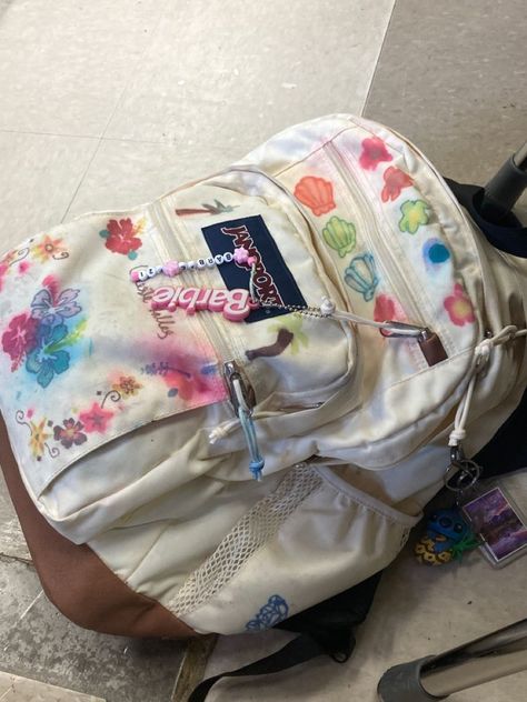 Jansport Coconut Backpack, Right Pack Jansport, Backpack Packing Aesthetic, Decorated Jansport Backpack, Coconut Jansport Backpack, Summer Camp Backpack, Jansport Backpacks Decoration, Jansport Right Pack Aesthetic, Jan Sport Backpacks Aesthetic