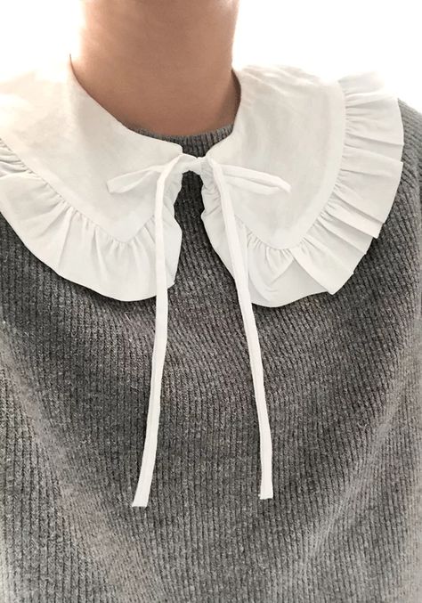 18 Pretty Collars We Love | SheerLuxe Collar Outfits, Frill Collar, Plain Sweaters, Mood Clothes, Removable Collar, Fake Collar, Diy Bag Designs, Fashion Sewing Pattern, Cotton Linen Fabric