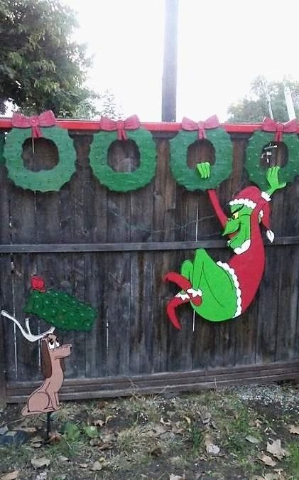 Easy Outdoor Decor, Simple Outdoor Christmas Decor, Grinch Yard Decorations, Whoville Christmas Decorations, Christmas Hallway, Lady Decluttered, Outdoor Christmas Decor Ideas, Christmas Classroom Door, Grinch Decorations