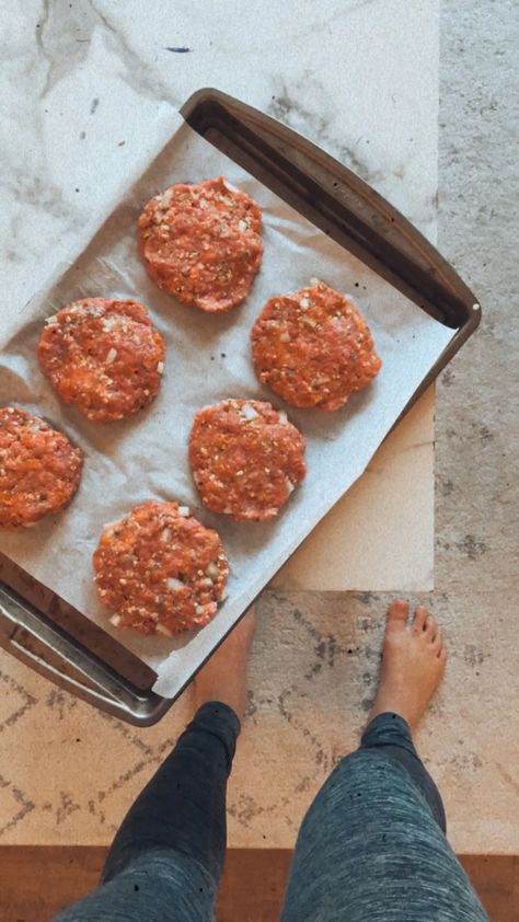 How to Make a SImple Homemade Hamburger Patty Mini Hamburger Patties, Oven Baked Hamburger Patties, Simple Hamburger Patty Recipe, Baked Hamburger Patties, Hamburger Patty Recipe, Homemade Hamburger Patties, Baked Hamburgers, Baked Burgers, Hamburger Recipes Patty