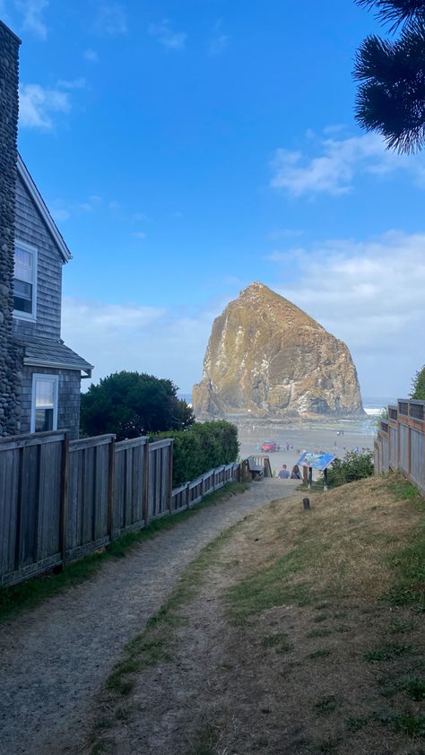 Oregon Cannon Beach, Oregon Coast Surfing, Cannon Beach Oregon Aesthetic, Pnw Beach House, Oregon Picture Ideas, Pnw Coast Aesthetic, Pacific Coast Aesthetic, House In Oregon, Summer In Oregon