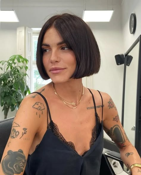 Jaw-length bob haircuts are often worn by women who enjoy precise looks and defined edges. A jaw length is quite chic and trendy, and it is easy to st... One Length Bobs, Spring Haircuts, Chin Length Haircuts, Chin Length Bob, Chin Length Hair, Shot Hair Styles, Short Bob Haircuts, Haircut For Thick Hair, Round Faces