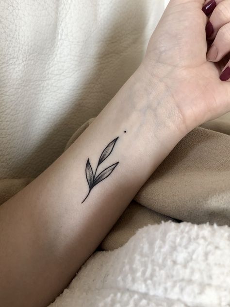 Old School Leaf Tattoo, Traditional Tattoo Leaves, Simple Plant Tattoo, Small Vine Tattoo, Small Blackwork Tattoo, Flash Tattoo Blackwork, Small Plant Tattoo, Small Flash Tattoo, Pointillism Tattoo