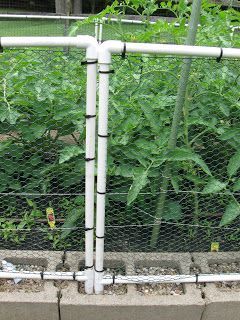 One Hoosier's View: How to build a garden. Removable fence panels for the raised garden *for when I want to keep the chickens out) Removable Fence, Build A Garden, Fenced Vegetable Garden, Building A Raised Garden, Pvc Pipes, Diy Fence, Garden Pool, Garden Trellis, Garden Fencing